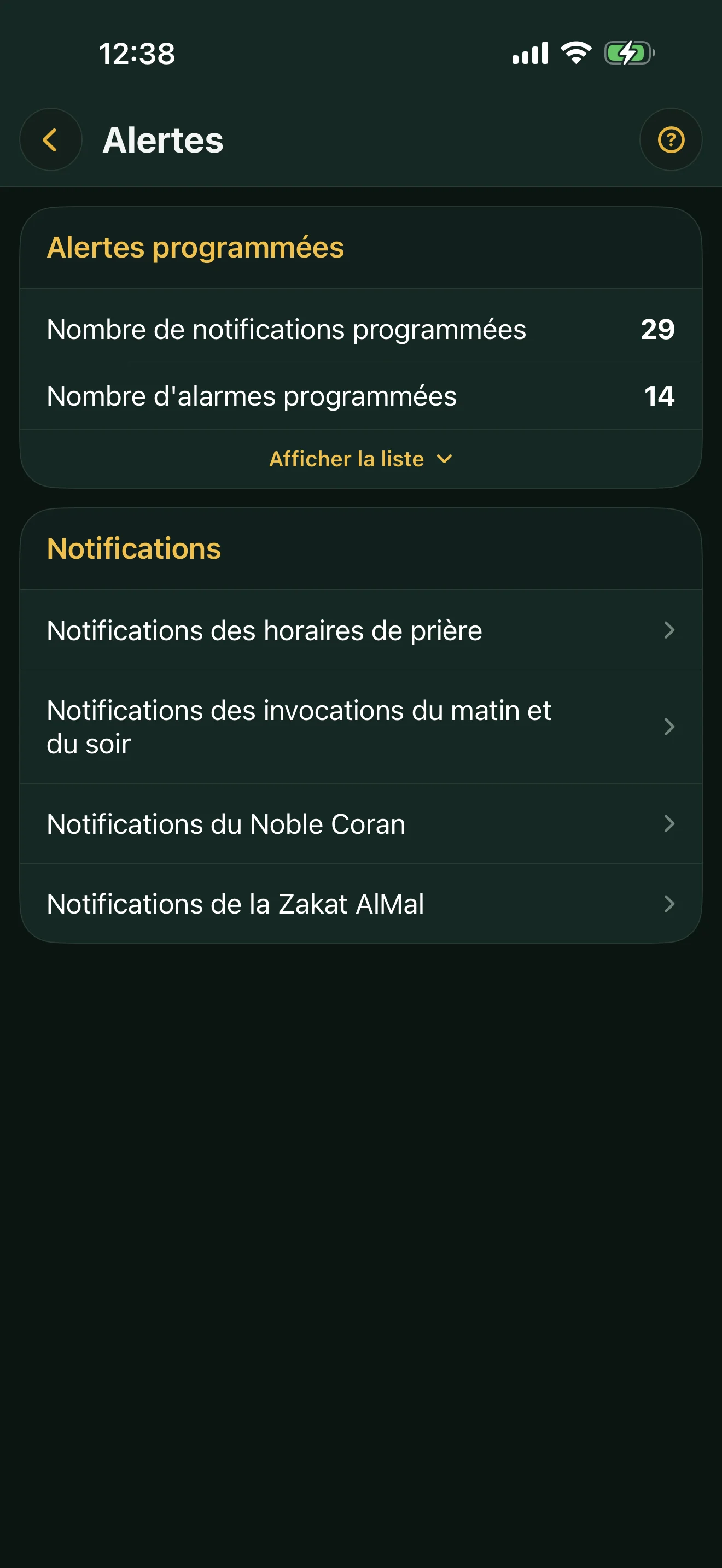 Page Alertes sur iPhone : le nombre de notifications et d'alarmes programmées, et les quatre types de rappels (prière, invocations, Coran, Zakat).