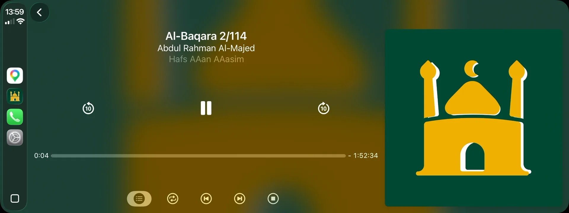 Alyacir sur CarPlay, écran de lecture : le nom de la sourate et son rang, le récitateur et la riwaya, la barre de progression, et les boutons de la voiture et d'Alyacir.