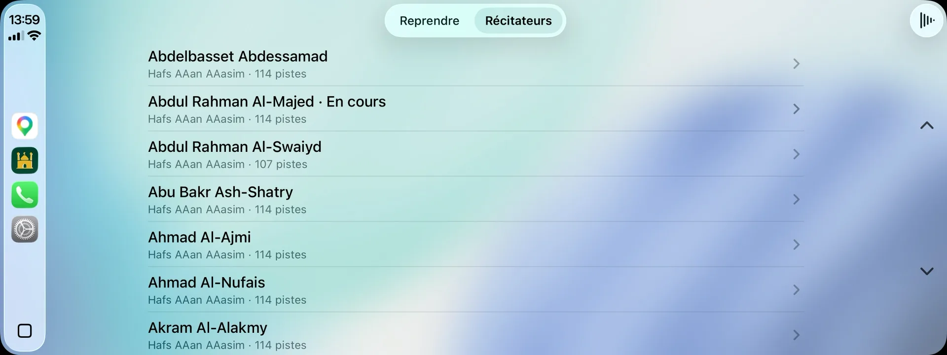 Alyacir sur CarPlay, onglet Récitateurs : la liste des récitateurs avec leur riwaya et leur nombre de sourates, le récitateur en cours marqué « En cours ».