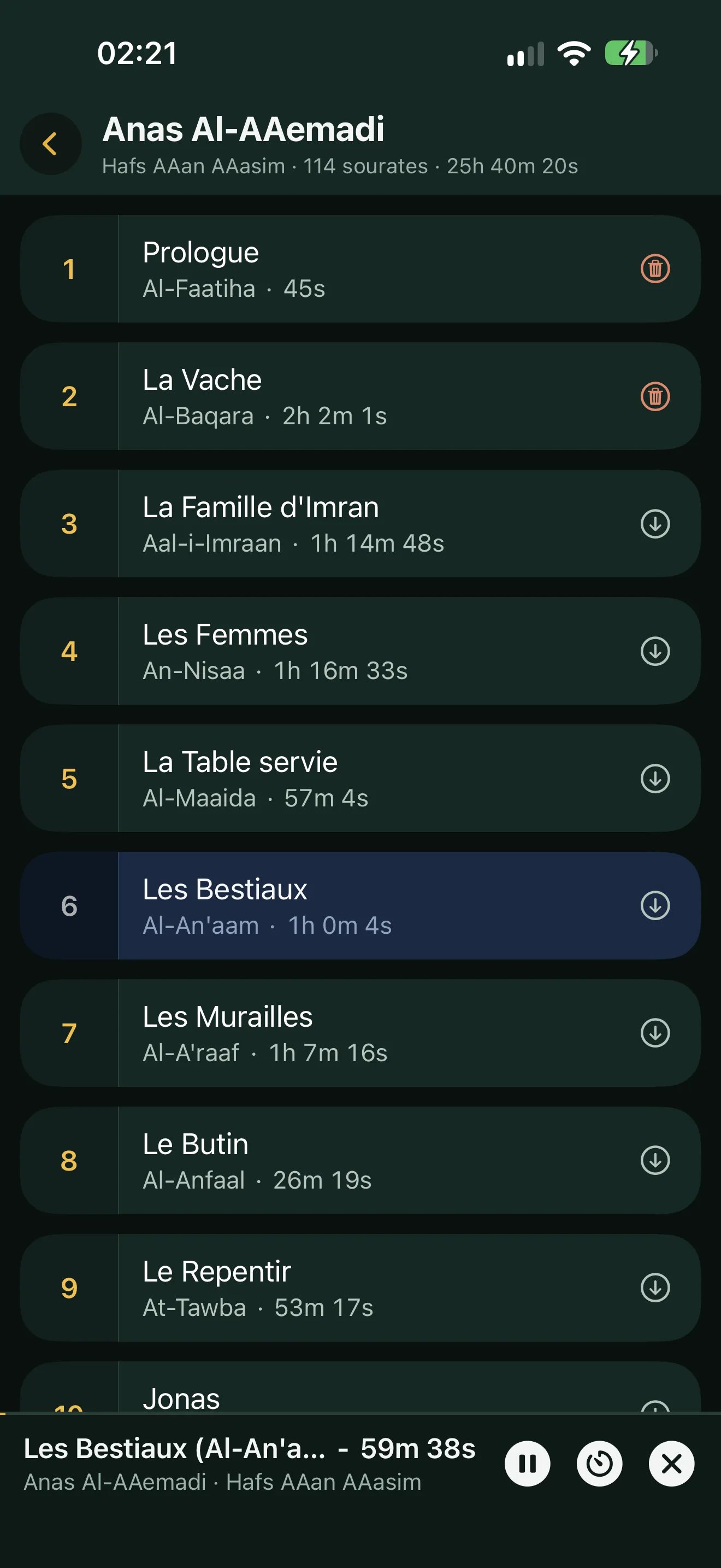 Mini-lecteur d'Alyacir en bas de l'écran : le nom de la sourate en cours, le récitateur, les boutons pause, minuteur et fermer, avec la sourate en lecture surlignée.