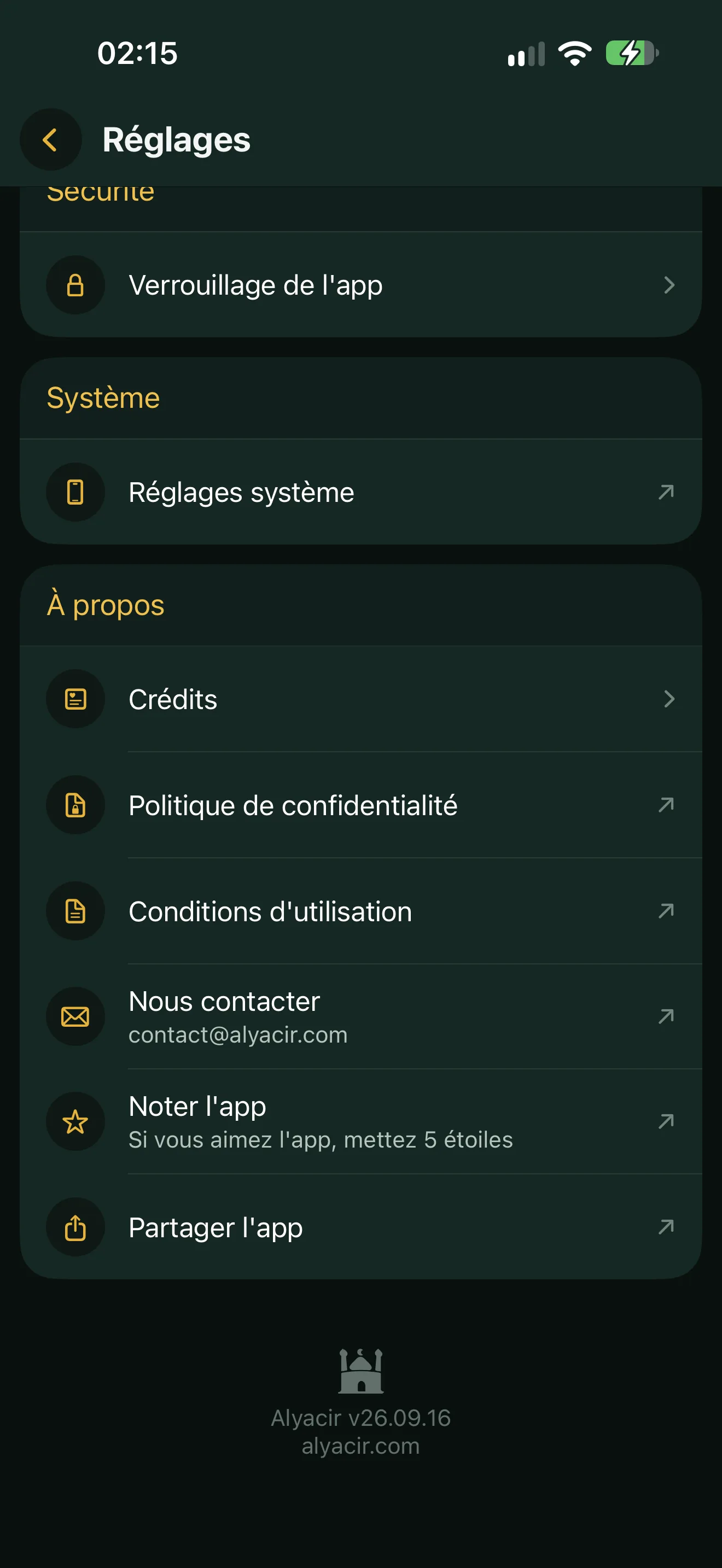 Le bas des réglages d'Alyacir : la section Sécurité, la section Système avec Réglages système, et la section À propos avec les crédits, la politique de confidentialité, les conditions d'utilisation, Nous contacter, Noter l'app et Partager l'app.
